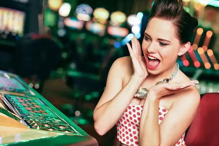 Filipino sports fan watching a PBA basketball game while checking 777color betting odds on mobile